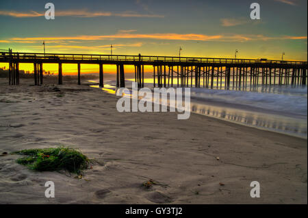 Haufen von Algen an einem Strand-Sonnenaufgang in Ventura. Stockfoto