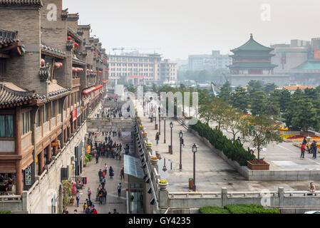 Blick auf den Platz in der Nähe des Glockenturms in Xian verdeckt im Smog, Provinz Shaanxi, China. Stockfoto