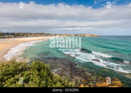 Bondi Beach in Sydney, Australien. Bondi Beach ist liegt 7 Kilometer (4 Meile) östlich von Sydney central Business district Stockfoto