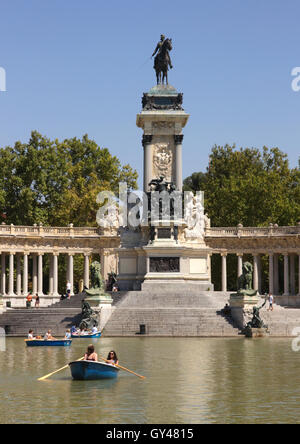 Alfonso XII Denkmal mit Blick auf See zum Bootfahren am Parque del Retiro Madrid Spanien Stockfoto