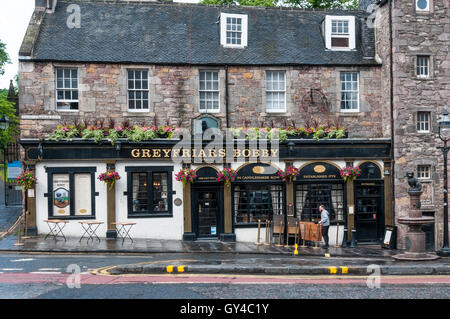 Greyfriars Bobby Inn in Candlemaker Row, Edinburgh. Neben dem Greyfrirars Kirkyard und mit einer Statue von der gleichnamigen Hund draußen. Stockfoto