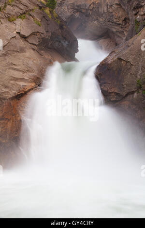 Roaring River Falls gezeigt im frühen Herbst im Kings Canyon National Park in Kalifornien. Stockfoto