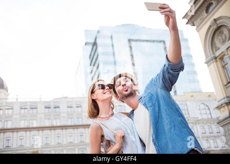 Paar lustige junge Touristen auf einem Spaziergang Stockfoto