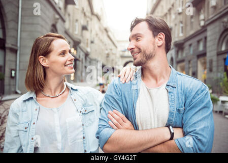 Angenehmen paar stehen auf der Straße Stockfoto