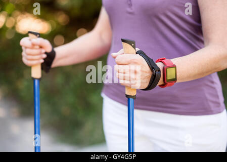 Fit im Alter von Frau, die immer bereit für ihre Wanderung Stockfoto