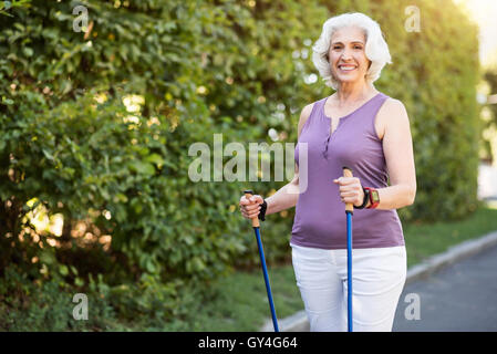 Glücklich weiblich sportlich Verschleiß, die Vorbereitungen für den morgendlichen Spaziergang Stockfoto