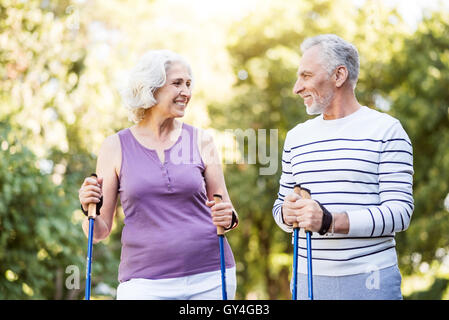 Pensionierter Mann und Frau lächelnd an einander in Liebe Stockfoto