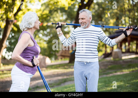 Älterer Mann und Frau im Gespräch beim üben im park Stockfoto