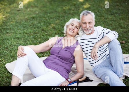 Sehr attraktives älteres Ehepaar Vergnügen sich im park Stockfoto