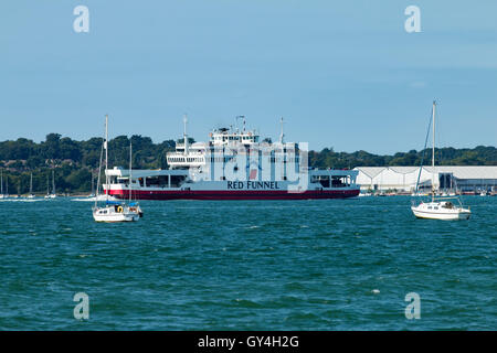 Red Funnel Auto Fähre Red Osprey, ihren Weg in Southampton von Cowes, Isle Of Wight am 14. September 2016 Stockfoto