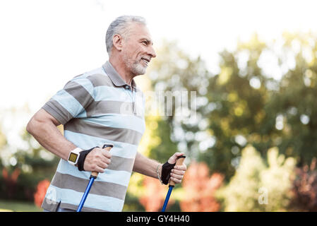 Gut aussehend glücklicher Mensch in seinem 60er Jahren Joggen Stockfoto