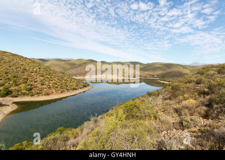 Wolken und den grünen Bergen in Calitzdorp Dam Stockfoto