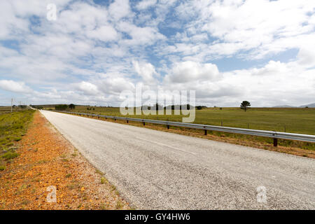 Wenn eine Straße, die zu nichts führt irgendwo führt Stockfoto