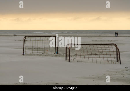 Zwei alte verrostete Fußballtore am Strand bei Sonnenuntergang Stockfoto