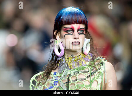 Modelle auf dem Laufsteg während Mimi Wade, Fashion East Frühjahr / Sommer 2017 London Fashion Week show am Old Spitafields Market, London. Stockfoto