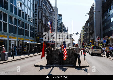 Berlin, Deutschland. Checkpoint Charlie war der Name des bekanntesten Berliner Mauer-Grenzübergang zwischen Ost- und West-Berlin während des Kalten Krieges. Stockfoto