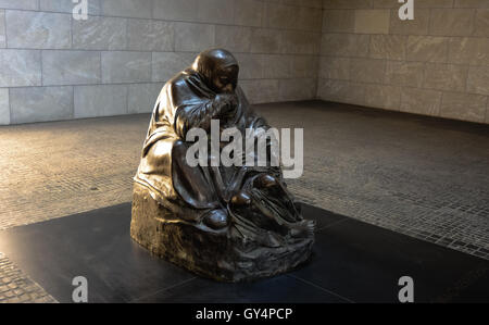 Berlin, Deutschland. Käthe Kollwitzs Skulptur Mutter mit ihren toten Sohn in der neuen Wache aufzubauen. Seit 1993 die "zentrale Gedenkstätte der Bundesrepublik Deutschland für die Opfer von Krieg und Gewaltherrschaft". Stockfoto