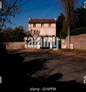 AJAXNETPHOTO. 2011. LOUVECIENNES, FRANKREICH. HAUS IM DORF EINST IM BESITZ DES KÜNSTLER PIERRE AUGUSTE RENOIR 1841-1919.  FOTO: JONATHAN EASTLAND/AJAX REF: GR111903 12697 Stockfoto