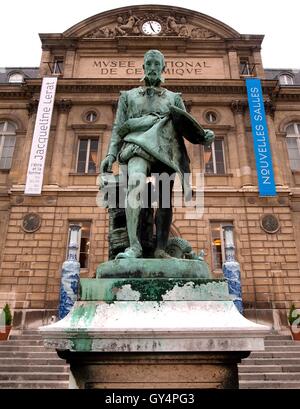 AJAXNETPHOTO. 2015. SEVRES, FRANKREICH. -FRANZÖSISCHE RENAISSANCE POTTER - BRONZE-STATUE VON LOUIS-ERNEST BARRIAS DER KERAMIKER BERNARD PALISSY (1510-1590) VOR DEM MUSEUM NATIONALE DE CERAMIQUES.  FOTO: JONATHAN EASTLAND/AJAX REF: GR121506 13676 Stockfoto