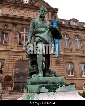 AJAXNETPHOTO. 2015. SEVRES, FRANKREICH. -FRANZÖSISCHE RENAISSANCE POTTER - BRONZE-STATUE VON LOUIS-ERNEST BARRIAS DER KERAMIKER BERNARD PALISSY (1510-1590) VOR DEM MUSEUM NATIONALE DE CERAMIQUES.  FOTO: JONATHAN EASTLAND/AJAX REF: GR121506 13678 Stockfoto