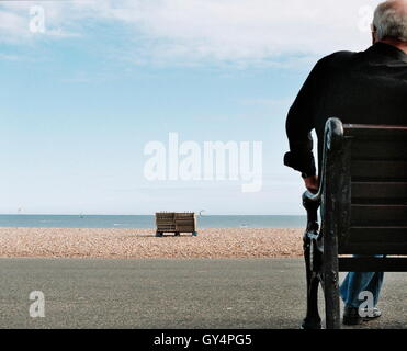 AJAXNETPHOTO. WORTHING, ENGLAND. -SEA DREAMS - AUSBLICK AUF DAS MEER VON EINER BANK AUF DER PROMENADE.  FOTO: JONATHAN EASTLAND/AJAX REF: 0222 26 23A Stockfoto