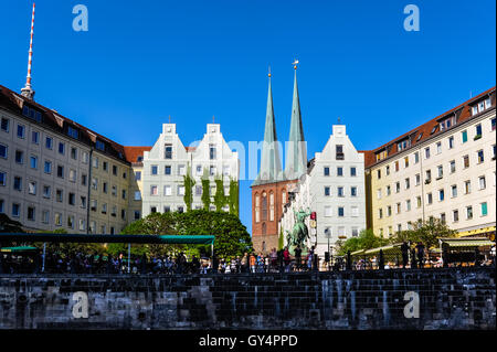 Berlin, Deutschland. Nikolaiviertel, Nikolaiviertel, ist das rekonstruierte historische Herz der Stadt. St. Nikolai-Kirche im Hintergrund. Stockfoto