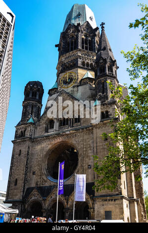 Berlin, Deutschland. Kaiser Wilhelm Denkmal Kirche Kurfürstendamm im Zentrum von den Breitscheidplatz. Im Jahr 1943 bombardiert im 2. Weltkrieg. Stockfoto