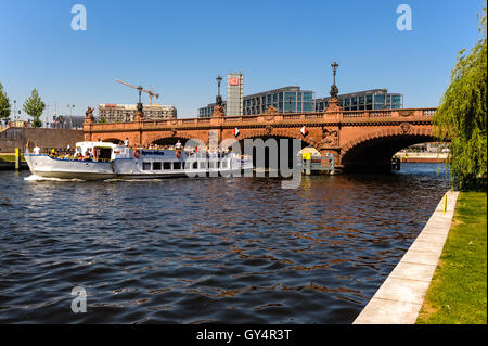 Berlin, Deutschland. Moltkebrücke, Moltkebrücke, ist eine Brücke von 1891 über die Spree, eines der wenigen WW2 zu überleben. Stockfoto