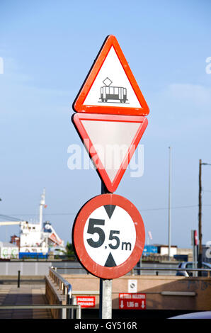 Rote und weiße Straßenbahn Verkehrszeichen durch den tropischen Hafen an sonnigen Tag Stockfoto