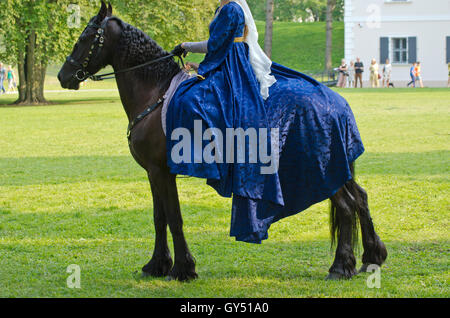 Frau, gekleidet in mittelalterlichen Kleidern sitzen auf einem Pferd im Mittelalter festival Stockfoto