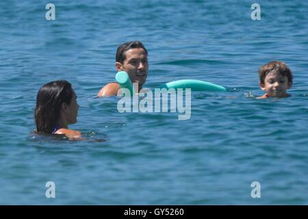 Pier Silvio Berlusconi und Silvia Toffanin nehmen ein erfrischendes Bad im Meer mit ihrem Sohn Lorenzo im Urlaub Sardinien mit: Pier Silvio Berlusconi, Silvia Toffanin, Lorenzo Mattia Berlusconi wo: Sardinien, Italien: 12. August 2016 Credit: IPA/WENN.com Stockfoto