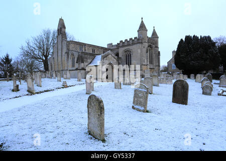 Winterschnee; St Andrews Pfarrei, Northborough Kirchdorf, Cambridgeshire, England Stockfoto