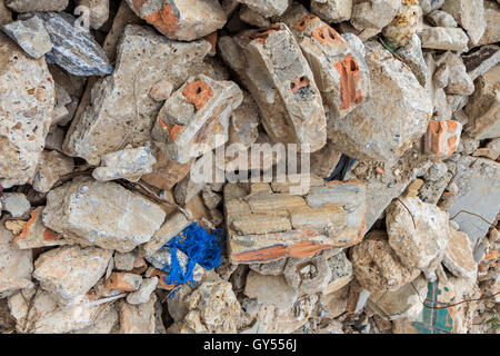 Alte Ruinen verlassener Gebäude hautnah; Stockfoto