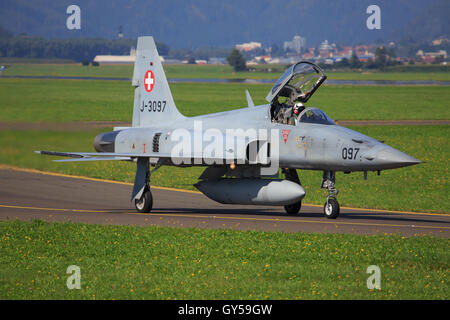 ZELTWEG, Steiermark, Österreich - 02 SEPTEMBER: Patroiulle Suisse F5 bei Airpower in Zeltweg, Österreich Stockfoto