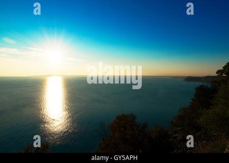 fantastischen Sonnenuntergang die Sonne spiegelt sich in ruhige See Stockfoto