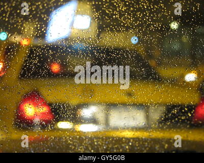 New York City Taxi trotzt Blizzard sind in Richtung JFK Ankunftshallen Tippbetrieb. Stockfoto