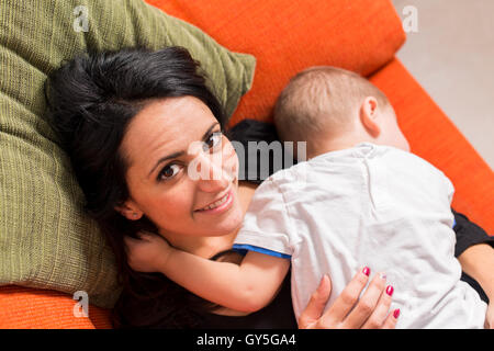 Mutter und Sohn auf dem sofa Stockfoto