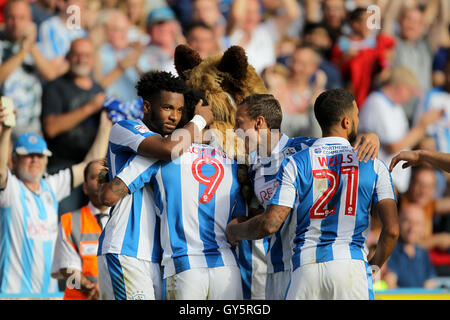 Huddersfield Town Elias Kachunga feiert mit Team nach dem 2. Tor während der Himmel Bet Meisterschaftsspiel im Stadion der John Smith, Huddersfield. Stockfoto