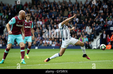 West Bromwich Albion Hal Robson-Kanu (rechts) versucht ein Schuss während der Premier-League-Spiel bei The Hawthorns, West Bromwich. Stockfoto