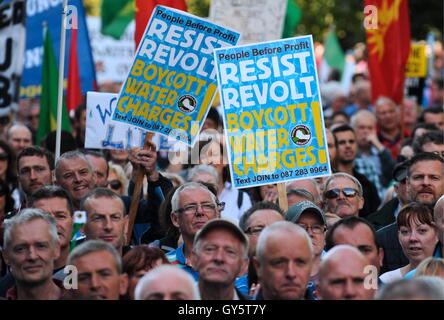 Demonstranten am St. Stephens Green während Anti-Wassergebühren machen März in Dublin, Irland. Stockfoto