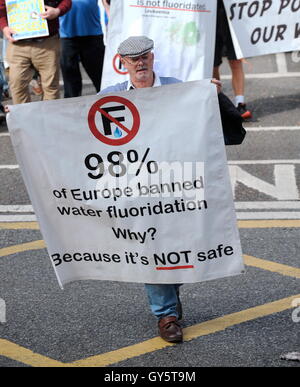 Demonstranten, die ihren Weg bis Parliament Street während Anti-Wasser Gebühren März in Dublin, Irland. Stockfoto