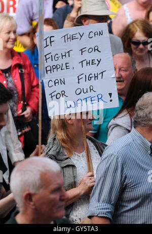 Demonstranten, die ihren Weg bis Parliament Street während Anti-Wasser Gebühren März in Dublin, Irland. Stockfoto