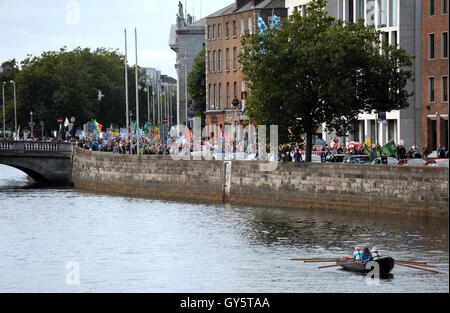 Demonstranten auf einer Anti-Wassergebühren März in Dublin, Irland. Stockfoto