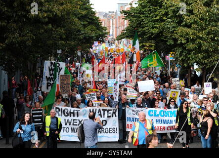 Demonstranten, die ihren Weg bis Parliament Street während Anti-Wasser Gebühren März in Dublin, Irland. Stockfoto