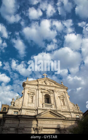 Barocke Fassade der Kirche San Filippo Neri mit schönen Wolken, in der Altstadt von Perugia (17. Jahrhundert) Stockfoto