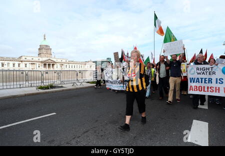 Demonstranten auf einer Anti-Wassergebühren März in Dublin, Irland. Stockfoto