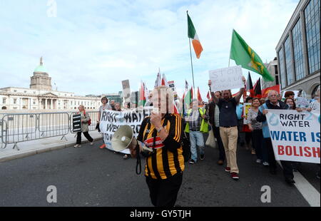 Demonstranten auf einer Anti-Wassergebühren März in Dublin, Irland. Stockfoto
