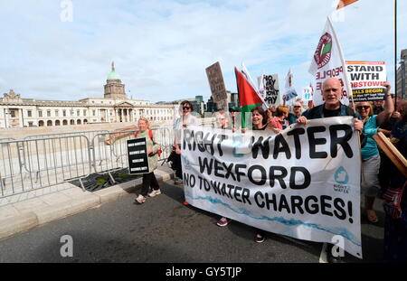 Demonstranten auf einer Anti-Wassergebühren März in Dublin, Irland. Stockfoto