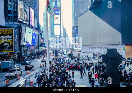 Times Square, New York, USA - 23. November 2014: - ein Times Square in NewYork beschäftigt. Bild zeigt Massen von nicht identifizierten Personen. Stockfoto