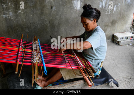 Philippinen, Cordillera Highlands, Bontoc, Samoki Dorf, Igorot Menschen, Samoki Stamm, Frauen beim Weben / PHILIPPINEN, Kordilleren, Bontoc, Samuki Dorf, Igorot Volksgruppe, Samoki Clan, Frauen Weben Traditionelle Stoffe Stockfoto